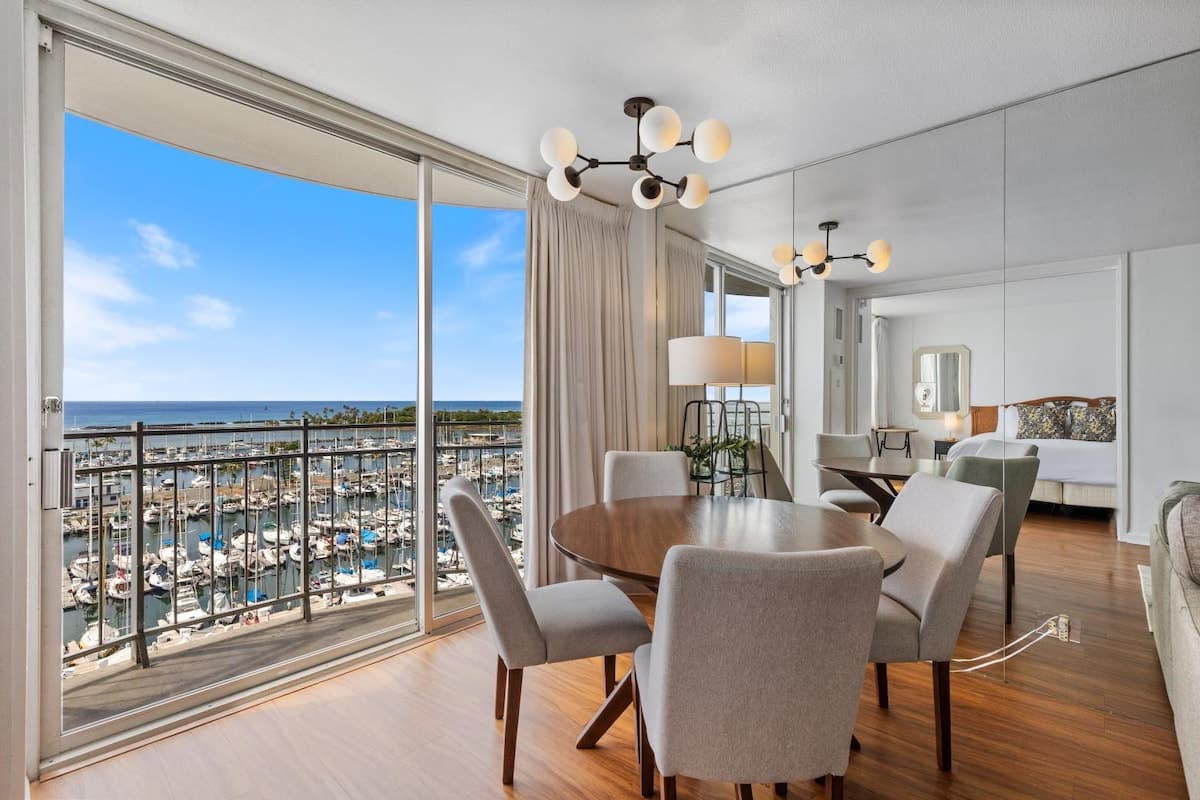 Condo in Honolulu · ★4.84 · 1 bedroom · 2 beds · 1 private bath - Photo 5