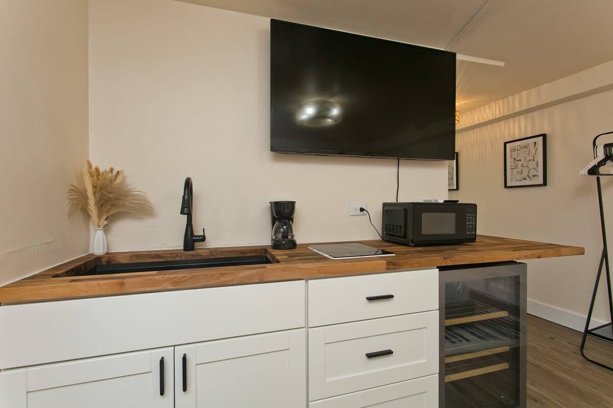 Island Escape Studio, Newly Renovated, AC - Photo 2