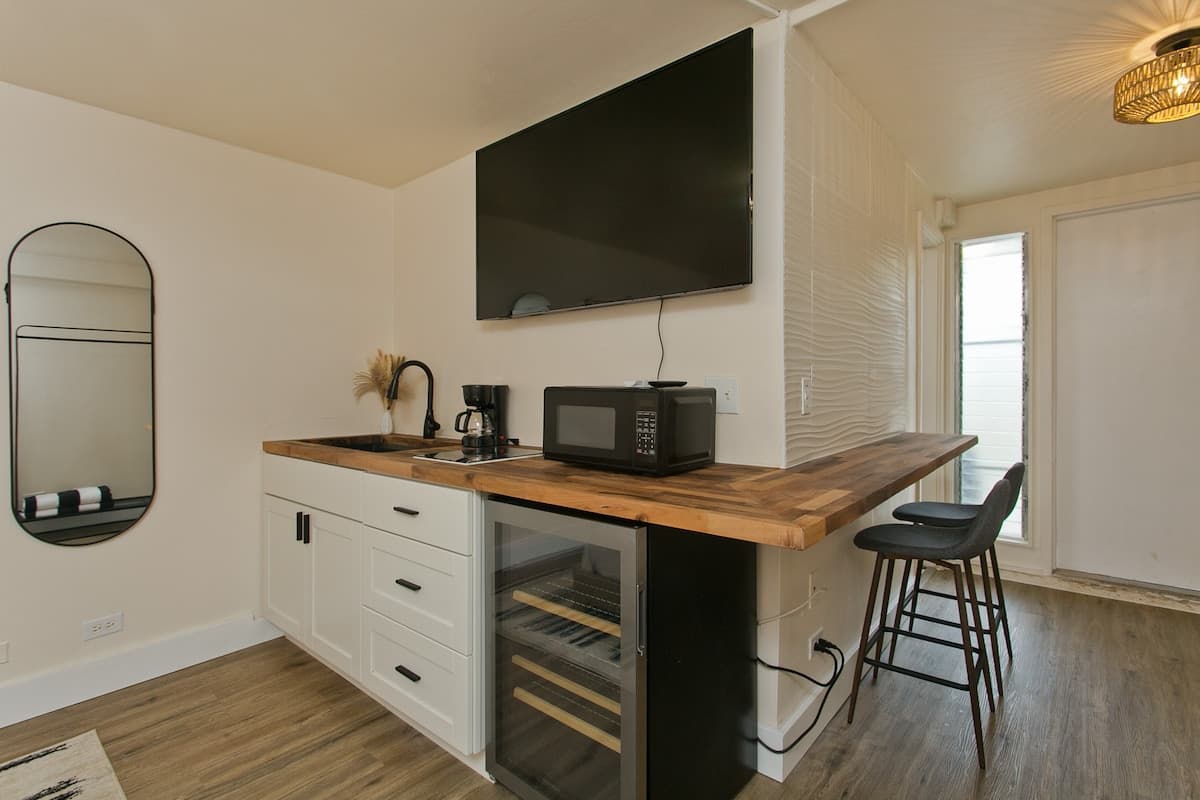 Island Escape Studio, Newly Renovated, AC - Photo 3