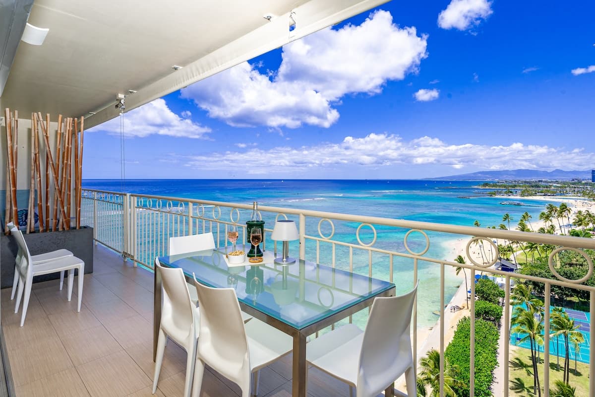 Condo in Honolulu · ★4.97 · 2 bedrooms · 2 beds · 2 private baths - Photo 1