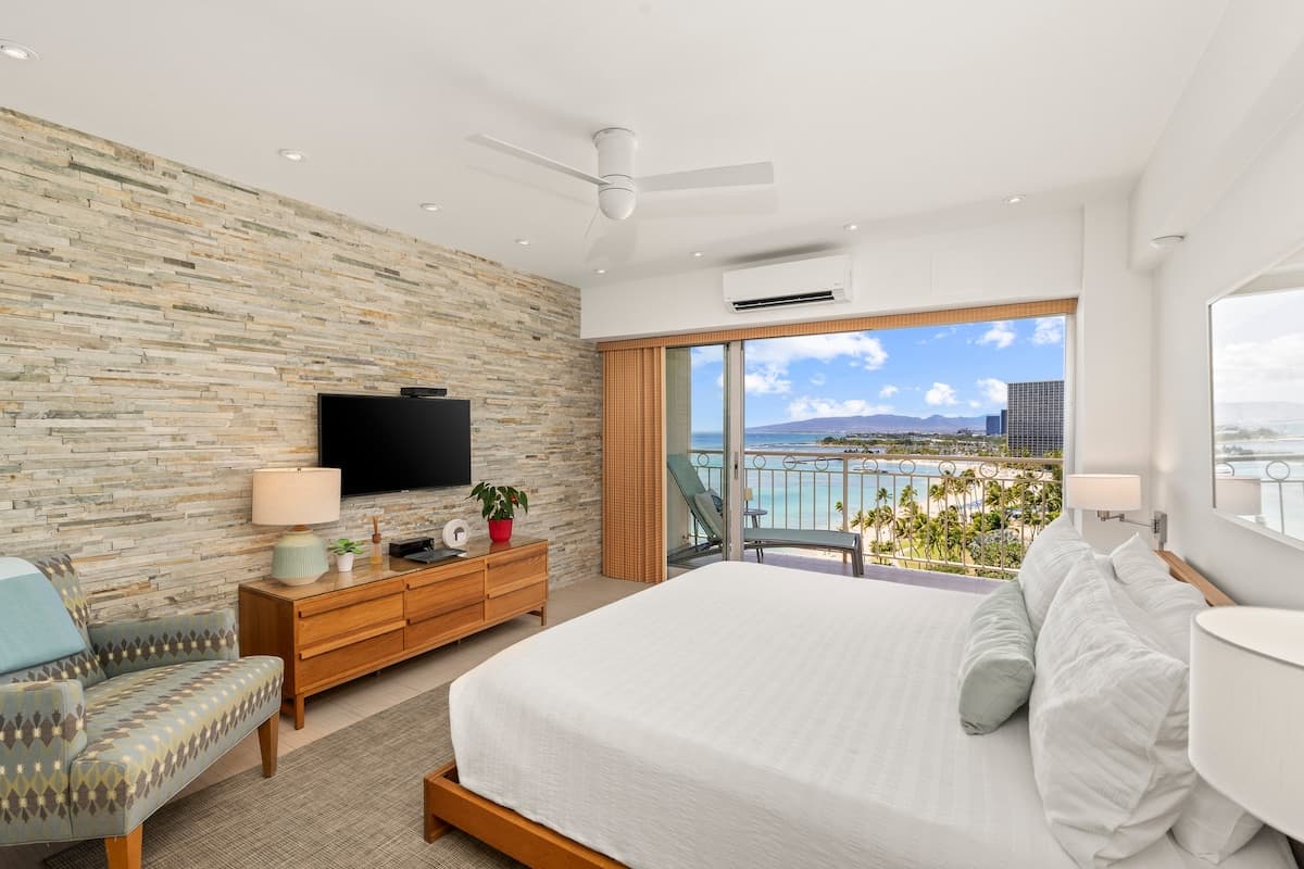 Condo in Honolulu · ★4.97 · 2 bedrooms · 2 beds · 2 private baths - Photo 2