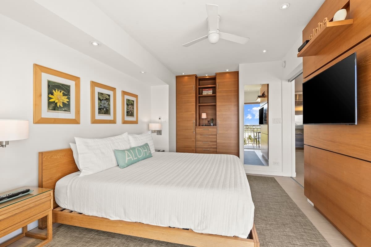 Condo in Honolulu · ★4.97 · 2 bedrooms · 2 beds · 2 private baths - Photo 3