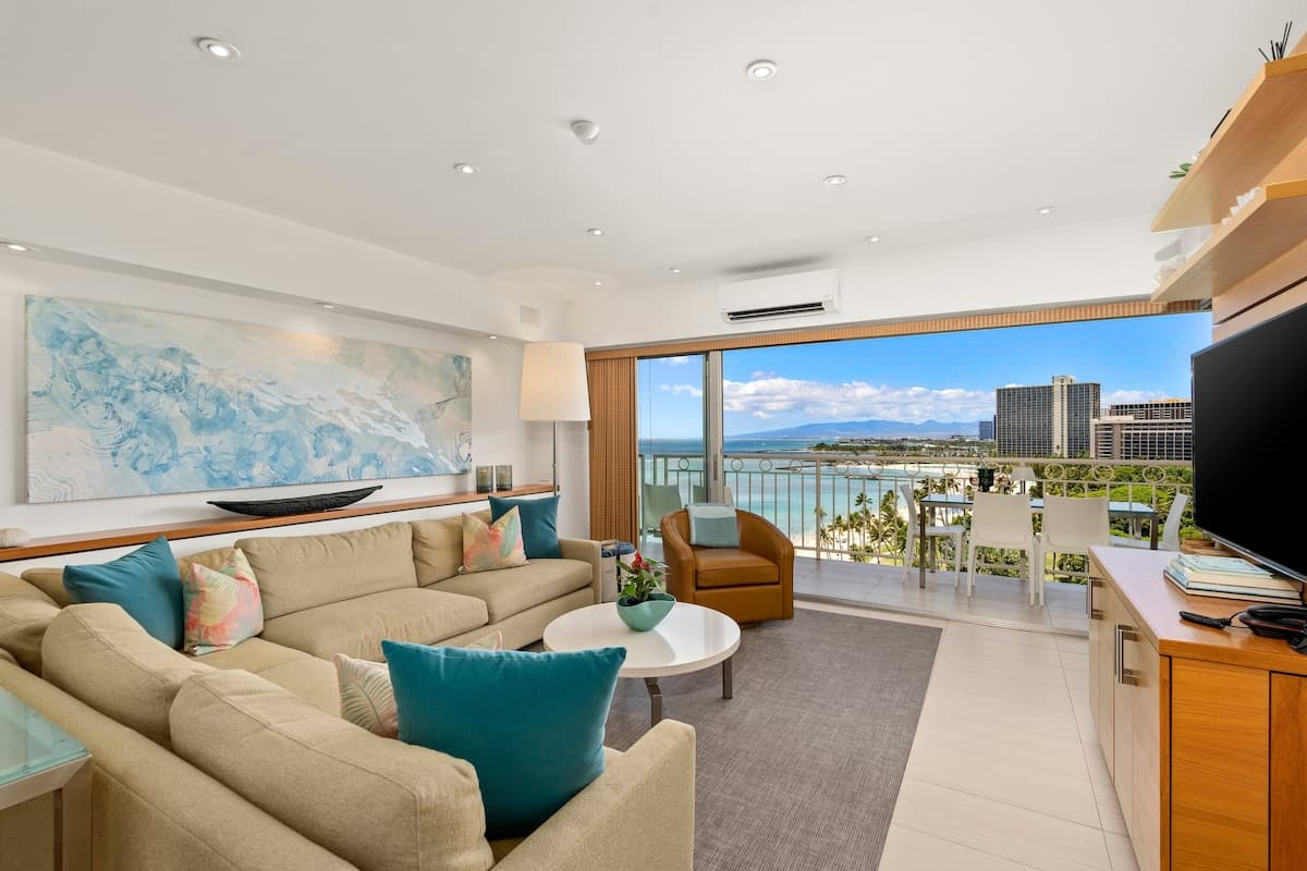 Condo in Honolulu · ★4.97 · 2 bedrooms · 2 beds · 2 private baths - Photo 4