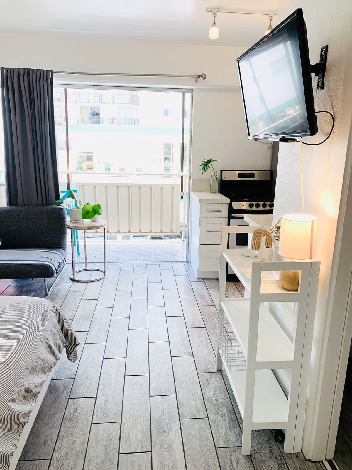 Condo in Honolulu · ★4.94 · Studio · 1 bed · 1 private bath - Photo 4