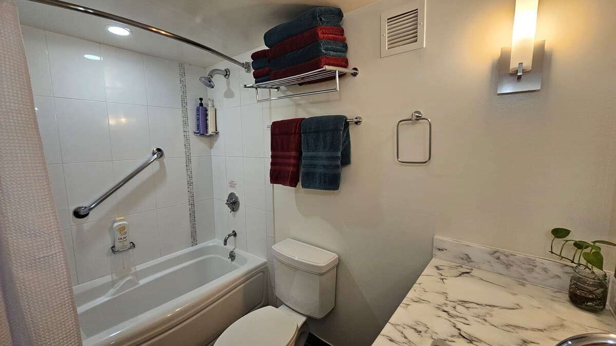 Hotel in Honolulu · ★4.96 · Studio · 2 beds · 1 private bath - Photo 2
