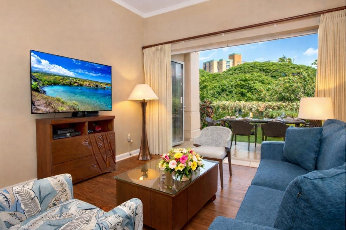 Condo in Lahaina · ★4.8 · 2 bedrooms · 3 beds · 1 bath - Photo 3