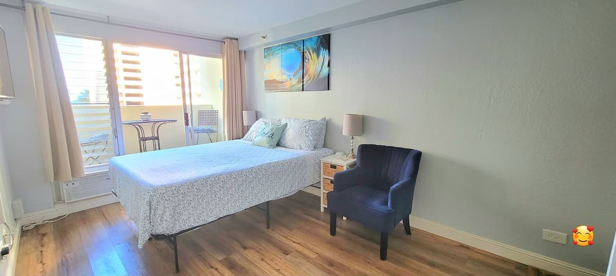 Condo in Honolulu · ★4.81 · 1 bedroom · 1 bed · 1 private bath - Photo 3