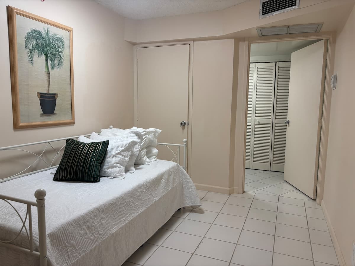 Condo in Honolulu · ★4.69 · 3 bedrooms · 5 beds · 1 private bath - Photo 3