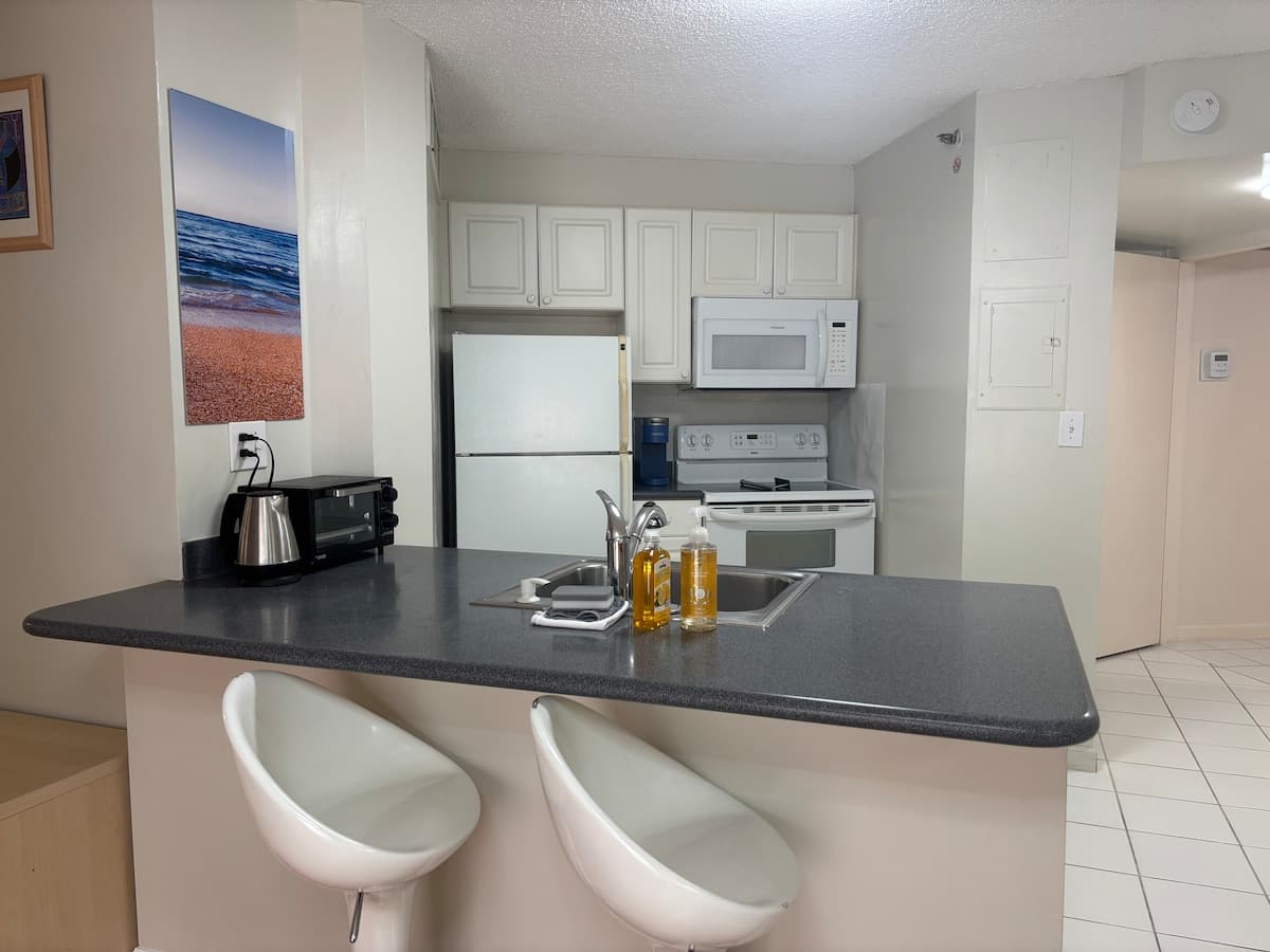 Condo in Honolulu · ★4.69 · 3 bedrooms · 5 beds · 1 private bath - Photo 5