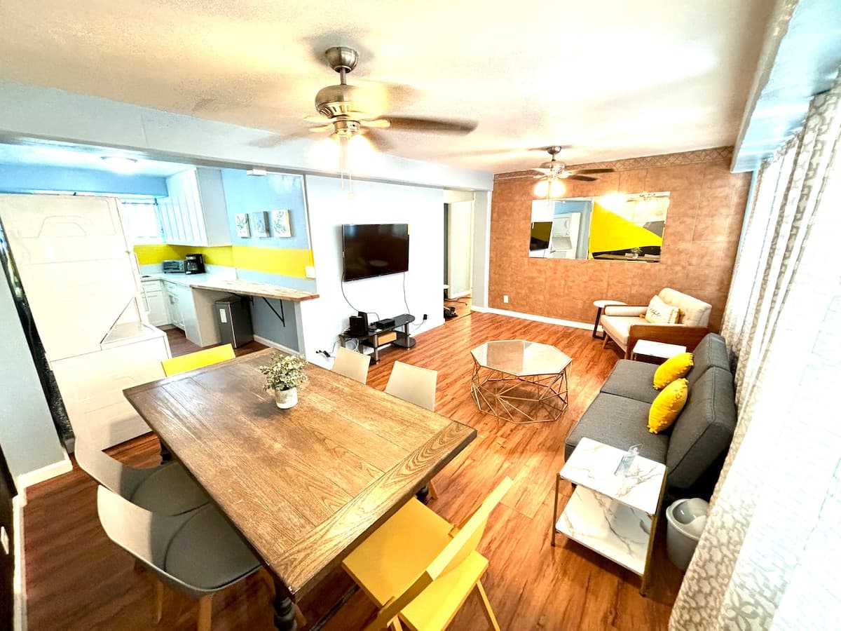 Budget-Friendly 2-bedroom heart of Waikiki/kitchen - Photo 1