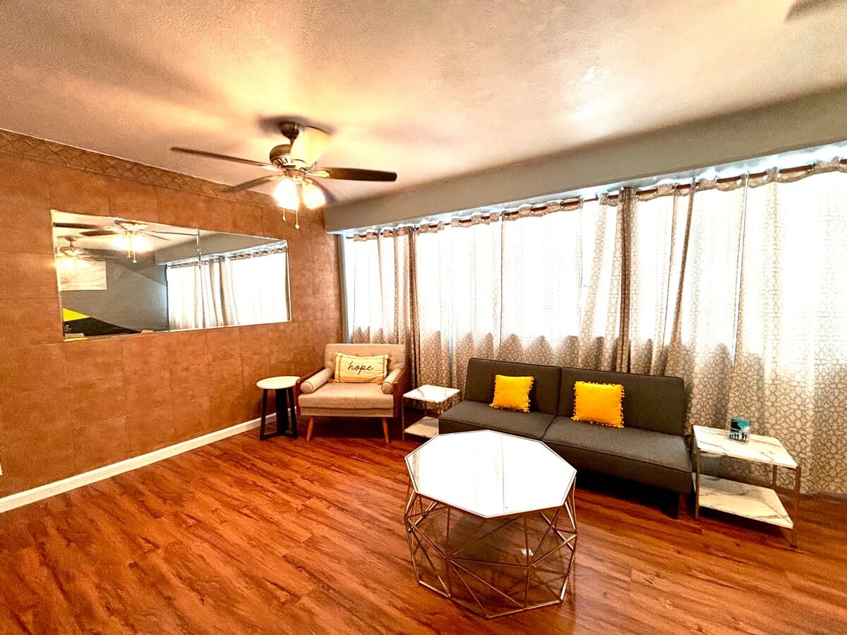 Budget-Friendly 2-bedroom heart of Waikiki/kitchen - Photo 5