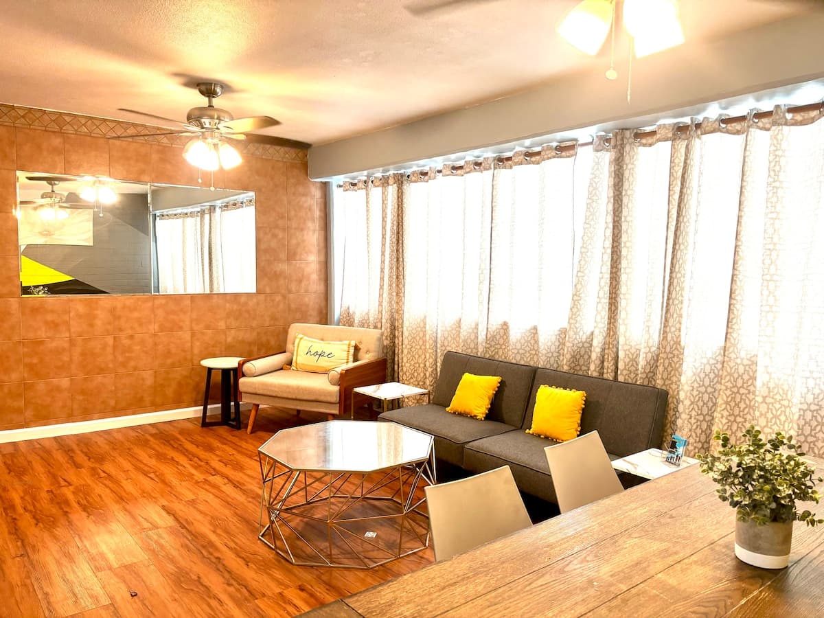 Budget-Friendly 2-bedroom heart of Waikiki/kitchen - Photo 2