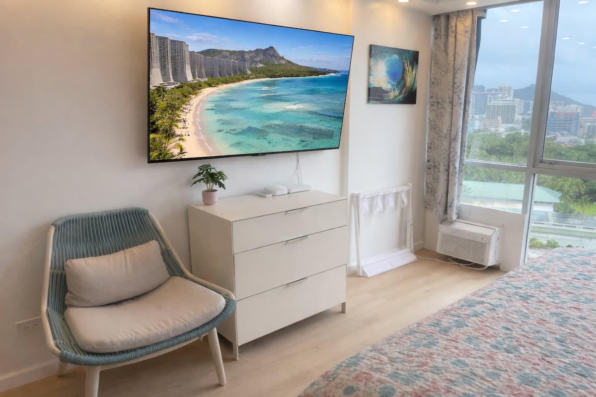Condo in Honolulu · ★4.98 · Studio · 1 bed · 1 private bath - Photo 4