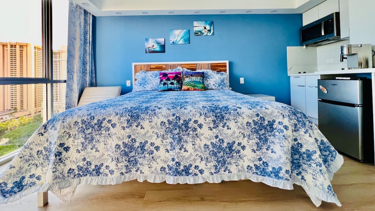 Condo in Honolulu · ★4.98 · Studio · 1 bed · 1 private bath - Photo 2