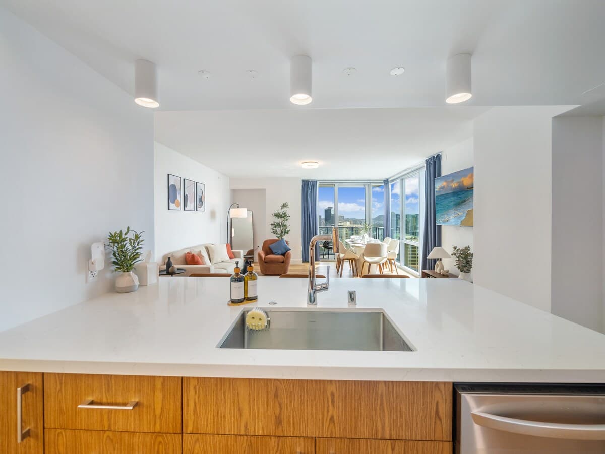 Condo in Honolulu · ★5.0 · 2 bedrooms · 3 beds · 2 private baths - Photo 5