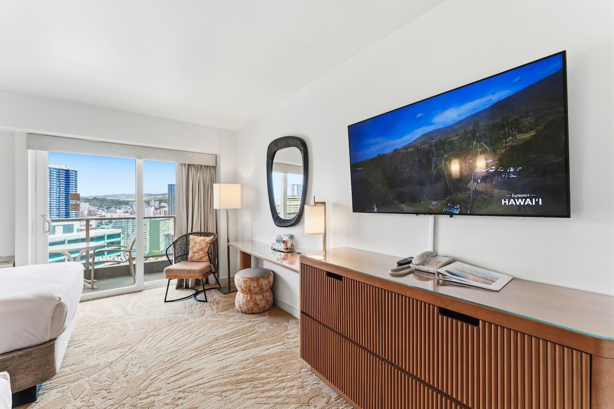 Condo in Honolulu · ★4.94 · Studio · 2 beds · 1 private bath - Photo 3
