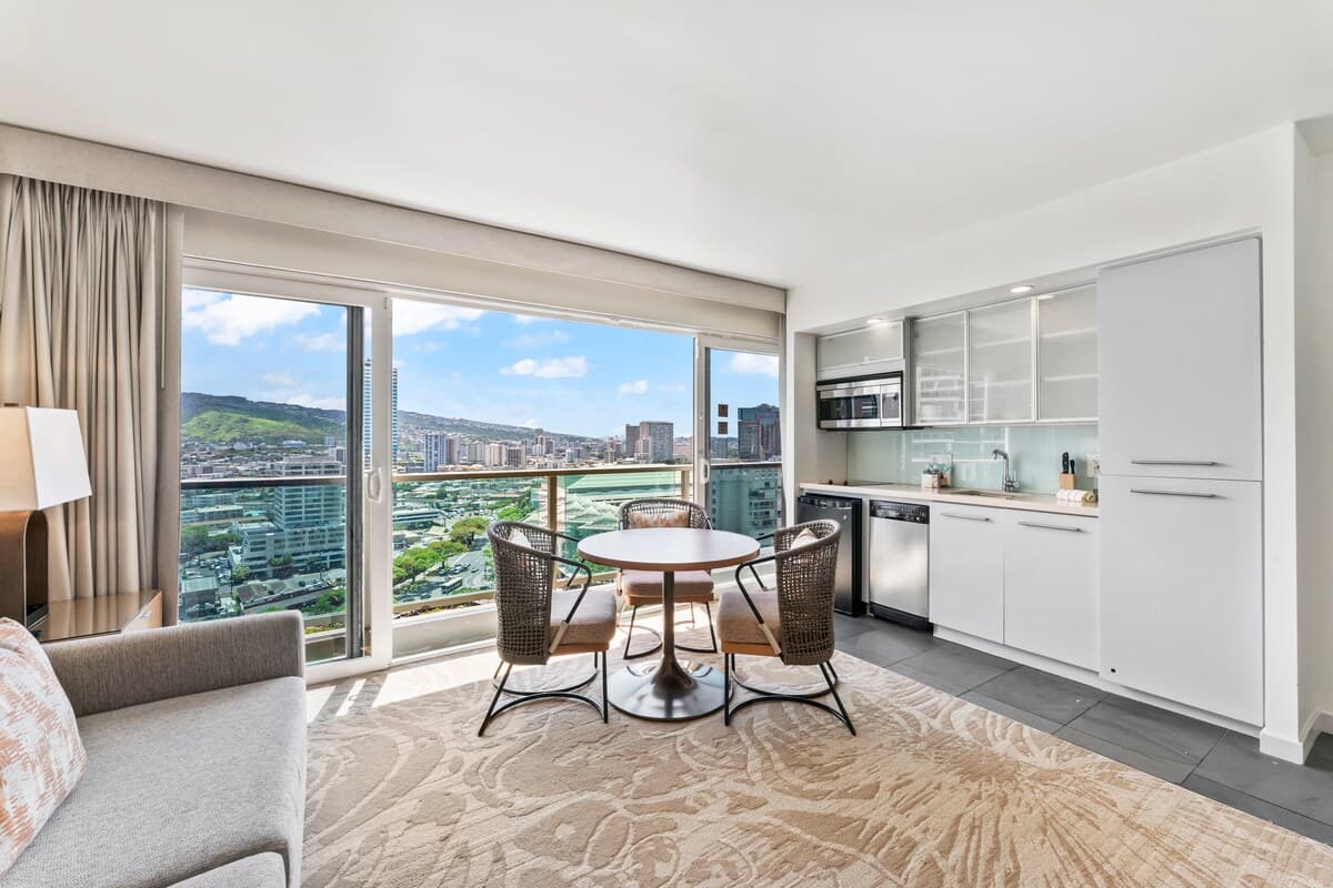 Condo in Honolulu · ★4.77 · 1 bedroom · 2 beds · 1 private bath - Photo 3