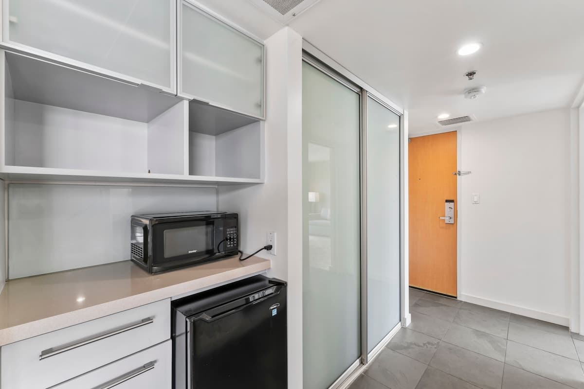 Condo in Honolulu · ★4.77 · 1 bedroom · 2 beds · 1 private bath - Photo 4