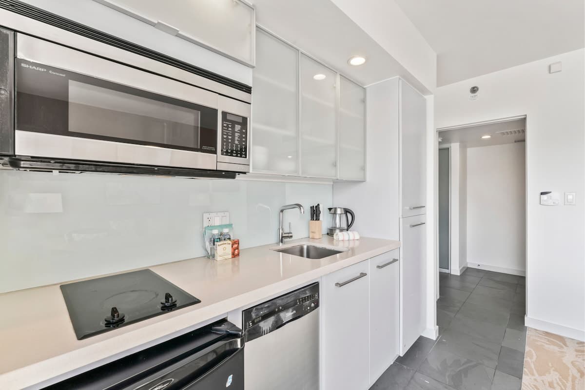 Condo in Honolulu · ★4.77 · 1 bedroom · 2 beds · 1 private bath - Photo 5