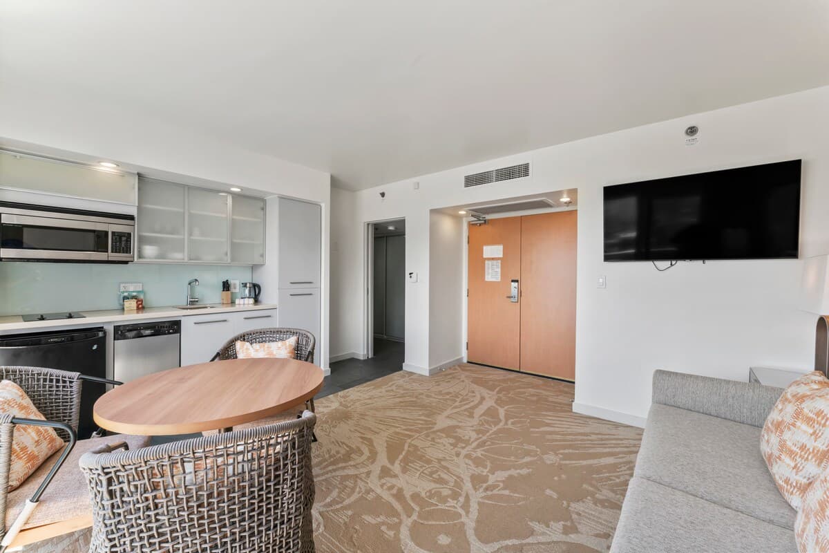 Condo in Honolulu · ★4.77 · 1 bedroom · 2 beds · 1 private bath - Photo 2