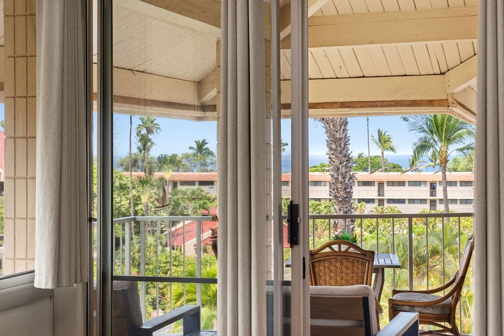 Condo in Kihei · ★4.9 · 2 bedrooms · 3 beds · 2 baths - Photo 2