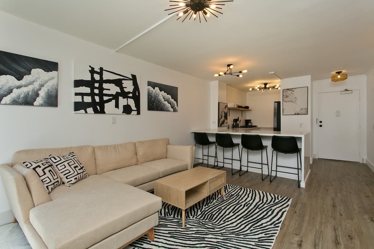 Luxury Lush 3 Bed 2 Bath, Ocean View, With Parking - Photo 2