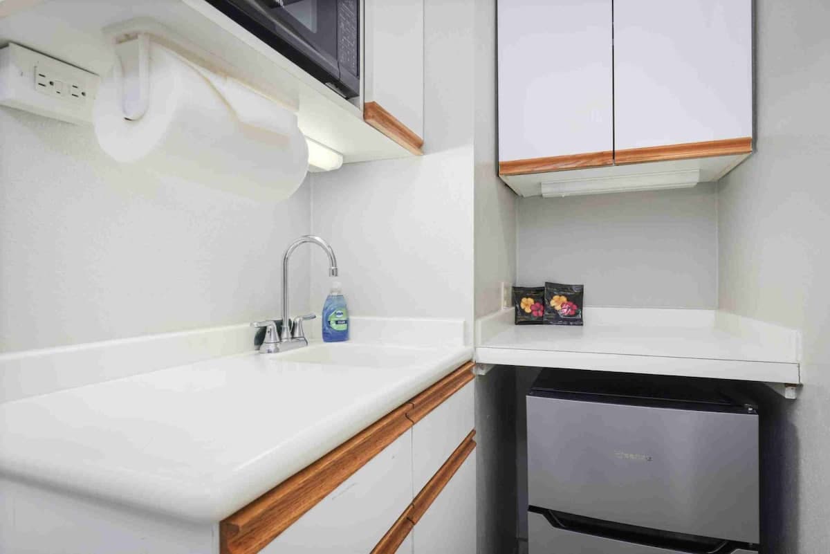 Hotel in Kailua-Kona · ★4.58 · Studio · 2 beds · 1 private bath - Photo 2