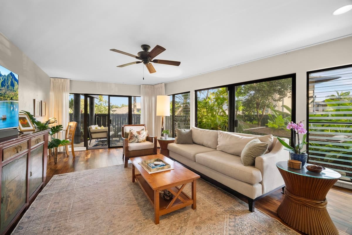 5* Reviews! Spacious Tropical Retreat + Pool + AC - Photo 1
