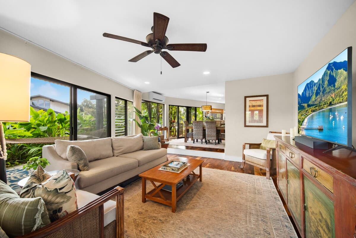 5* Reviews! Spacious Tropical Retreat + Pool + AC - Photo 4