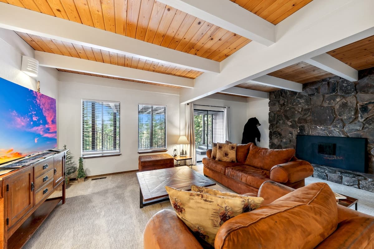 Hunting Lodge with Hot Tub, Sauna & Trail Access - Photo 4