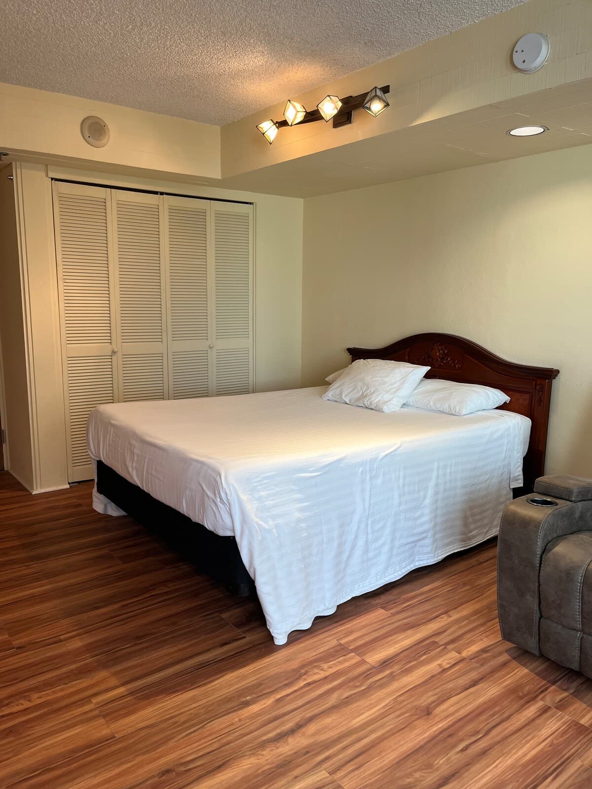 Cozy Studio at Imperial Waikiki – 1 Block to Beach - Photo 3