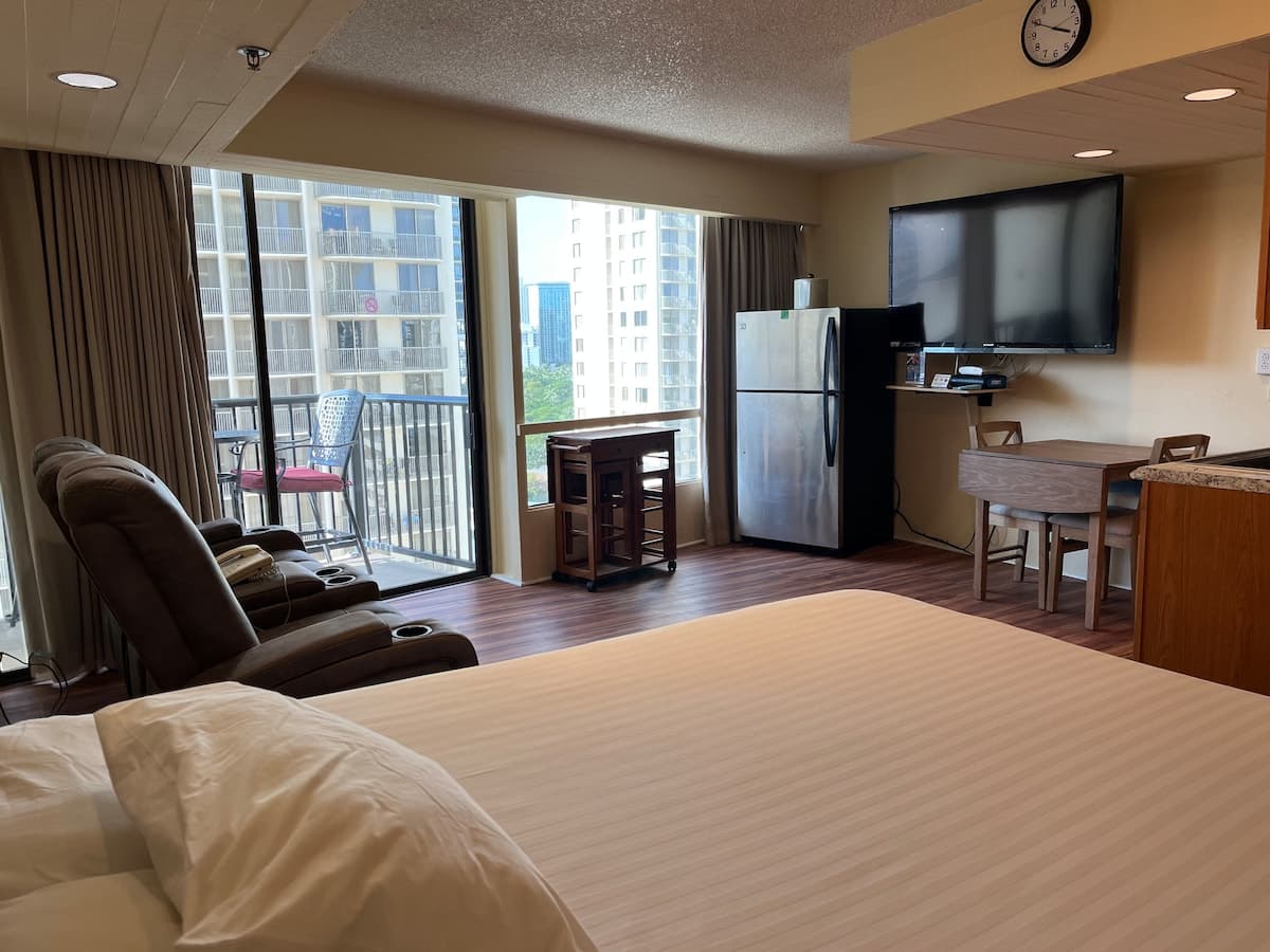 Cozy Studio at Imperial Waikiki – 1 Block to Beach - Photo 1