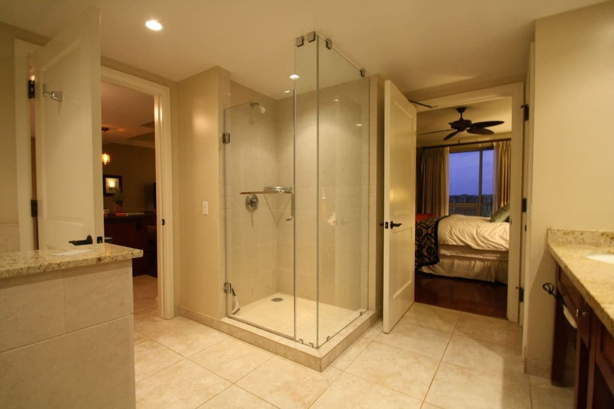 Condo in Lahaina · ★4.99 · 1 bedroom · 2 beds · 1 bath - Photo 3