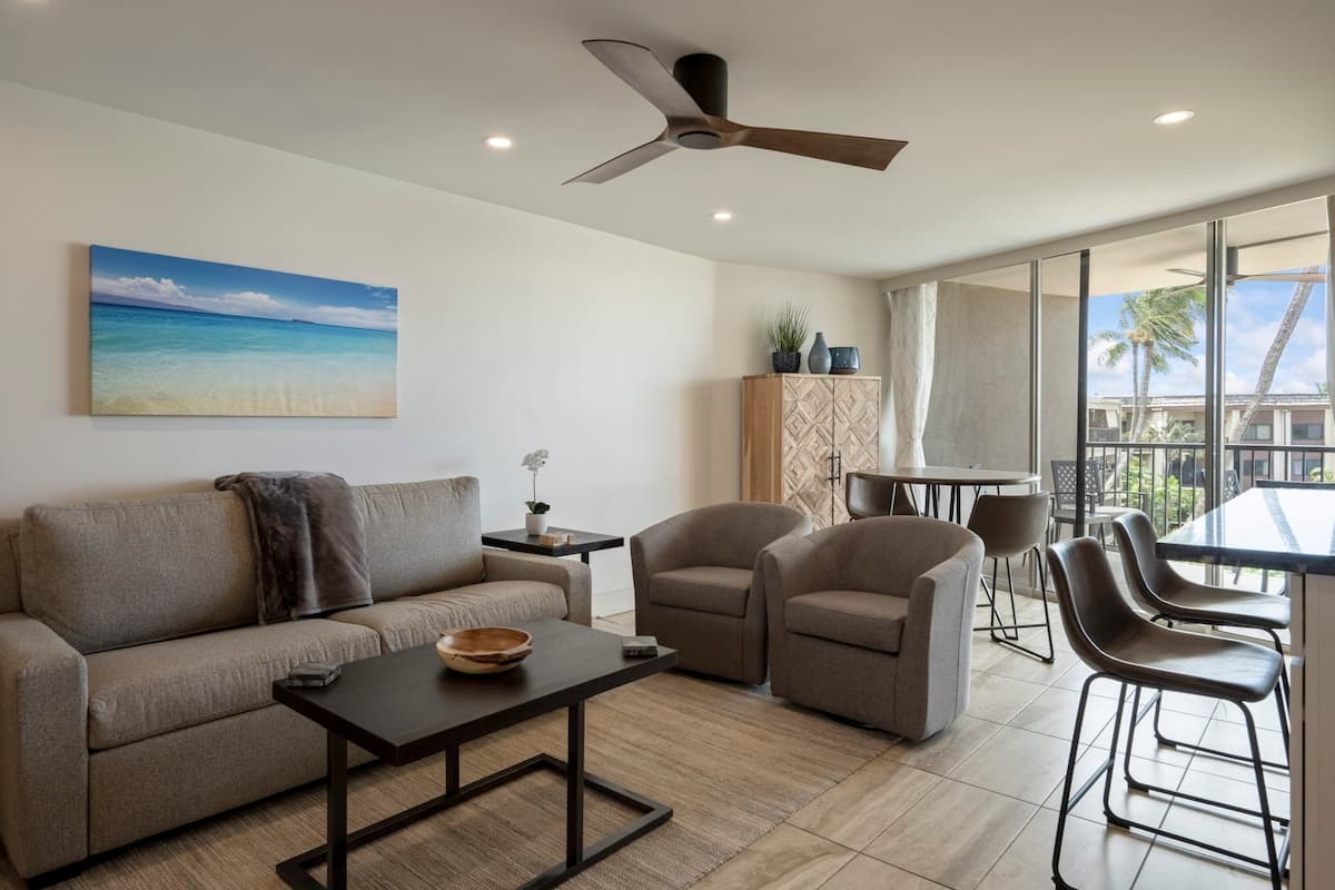 Condo in Lahaina · ★4.94 · 1 bedroom · 2 beds · 1 private bath - Photo 4