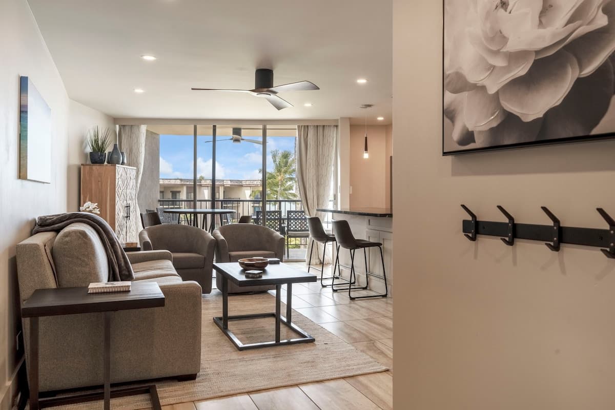 Condo in Lahaina · ★4.94 · 1 bedroom · 2 beds · 1 private bath - Photo 2