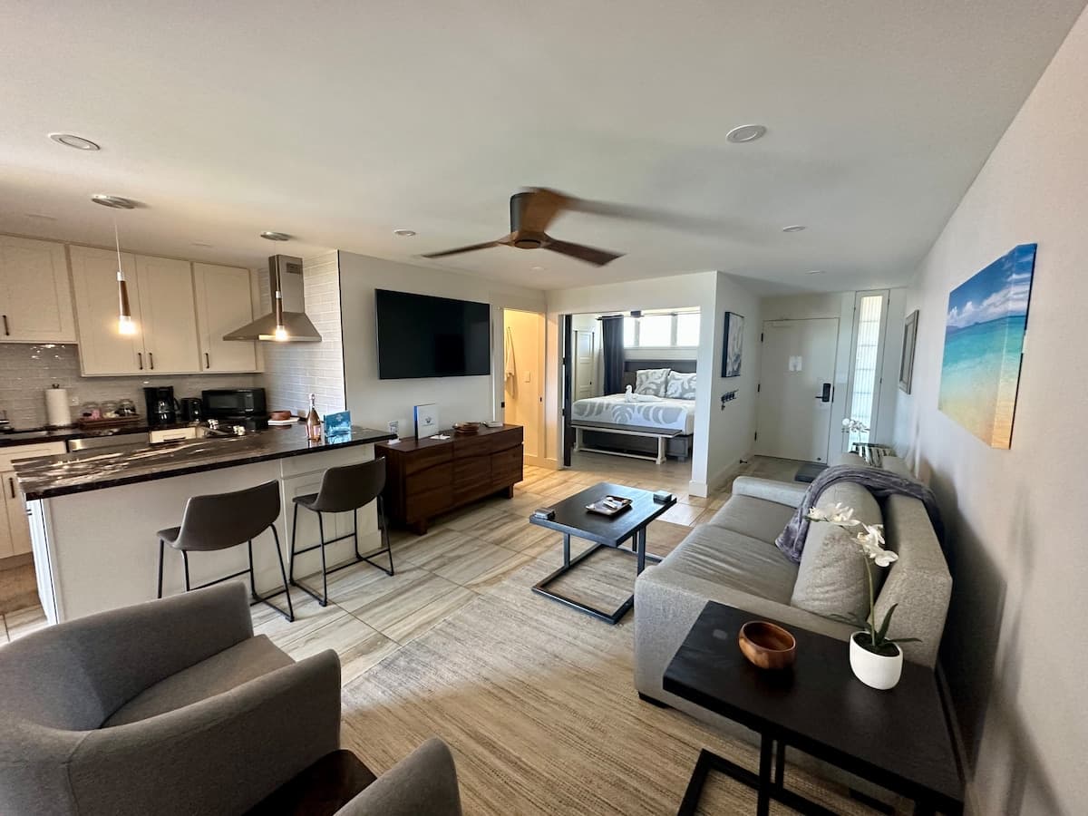 Condo in Lahaina · ★4.94 · 1 bedroom · 2 beds · 1 private bath - Photo 5