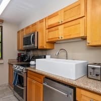 Condo in Kailua-Kona · ★4.5 · 1 bedroom · 2 beds · 1 shared bath - Photo 5