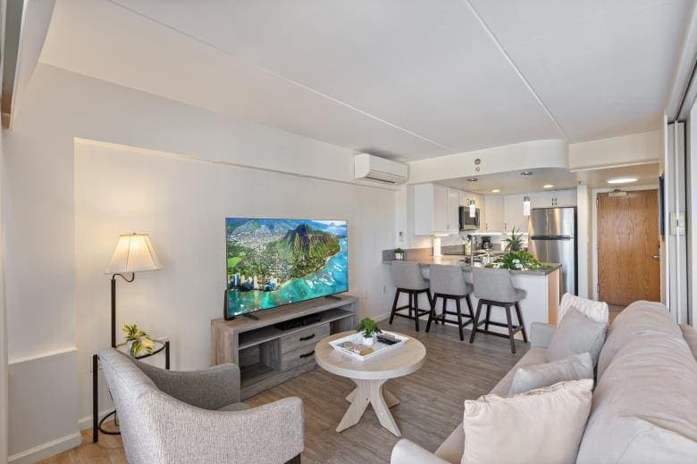 Condo in Honolulu · ★4.81 · 1 bedroom · 3 beds · 1 private bath - Photo 3