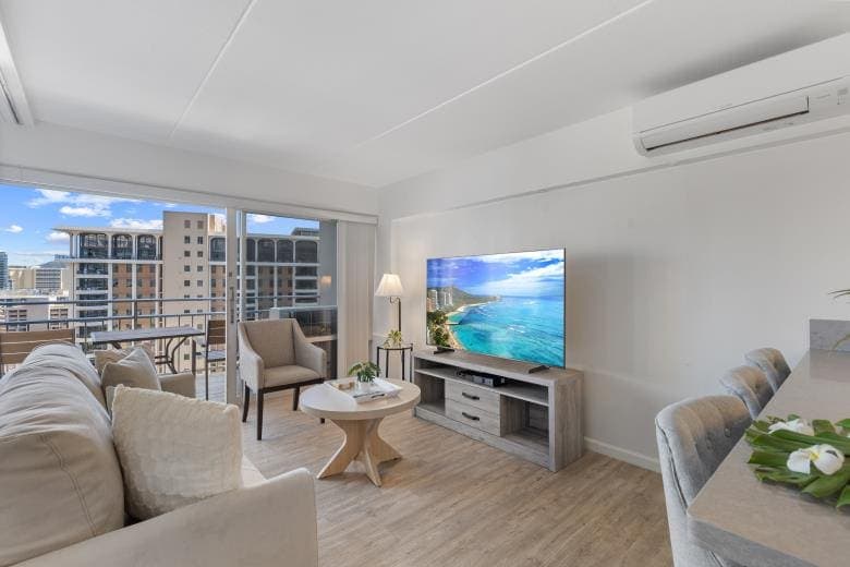 Condo in Honolulu · ★4.81 · 1 bedroom · 3 beds · 1 private bath - Photo 4