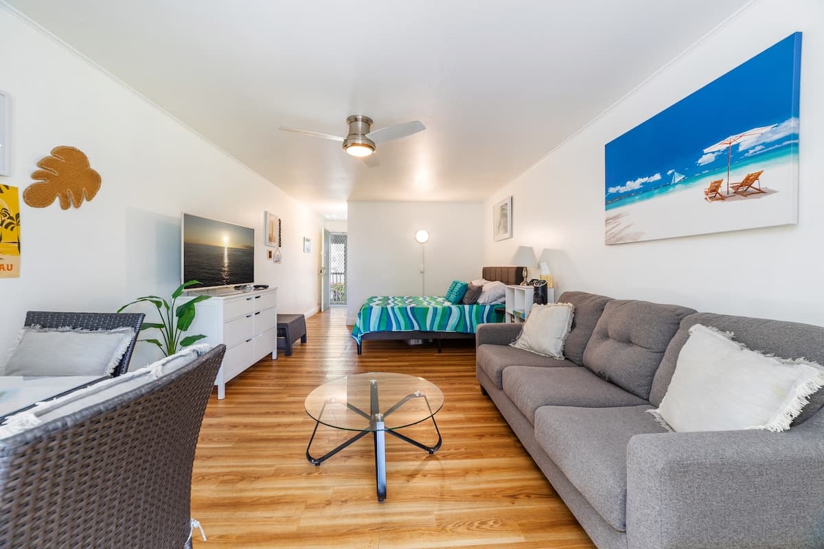 Condo in Kailua-Kona · ★4.8 · Studio · 3 beds · 1 bath - Photo 3