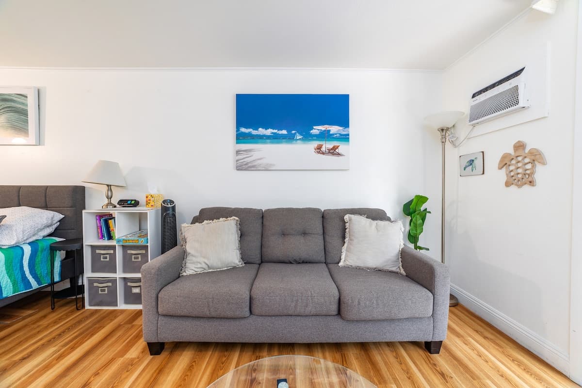 Condo in Kailua-Kona · ★4.8 · Studio · 3 beds · 1 bath - Photo 4