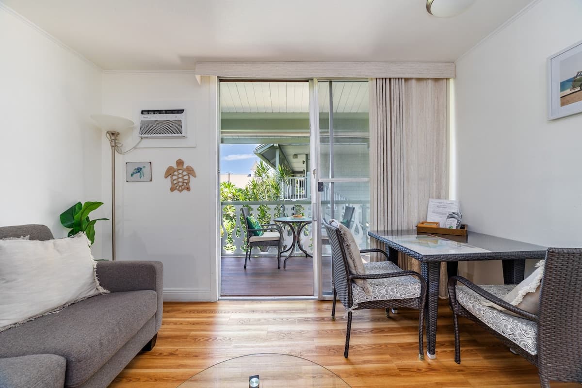 Condo in Kailua-Kona · ★4.8 · Studio · 3 beds · 1 bath - Photo 5