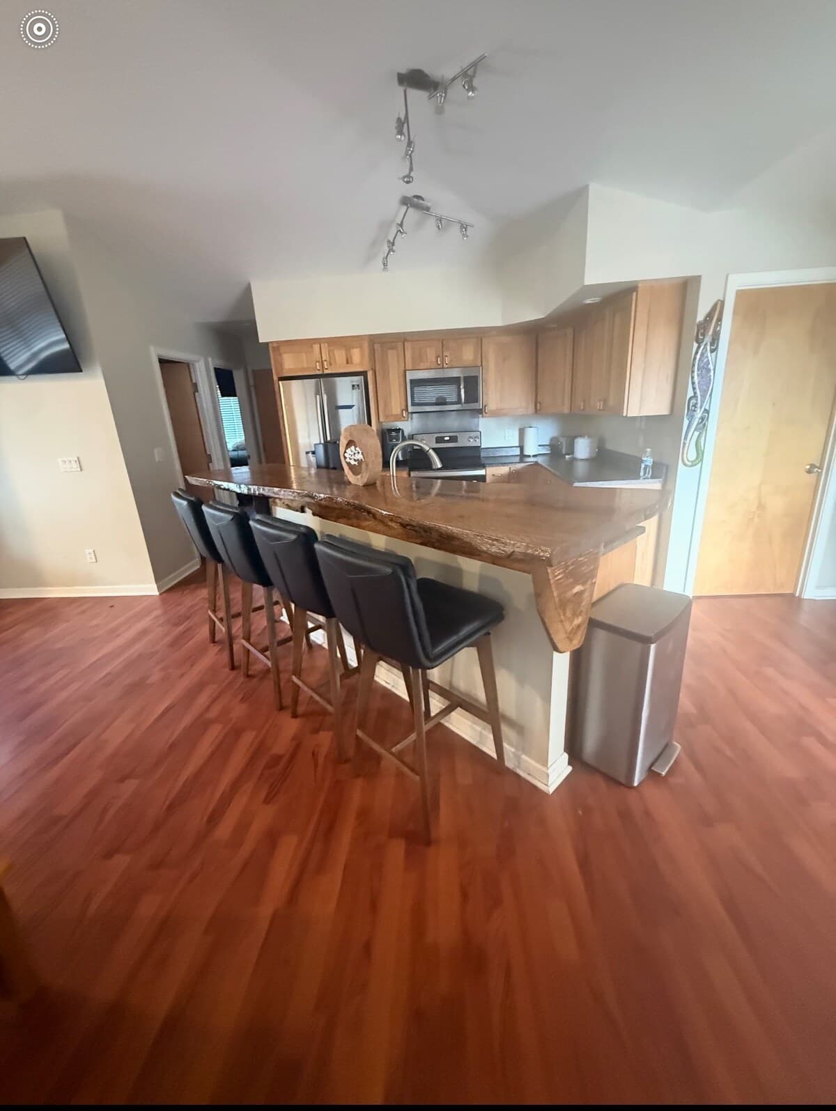 Home in Ocean View · ★4.33 · 3 bedrooms · 4 beds · 2 private baths - Photo 3