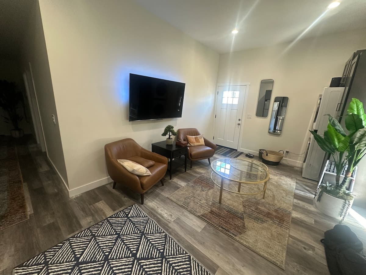 “Cozy 2BR/1BA Retreat - Photo 4