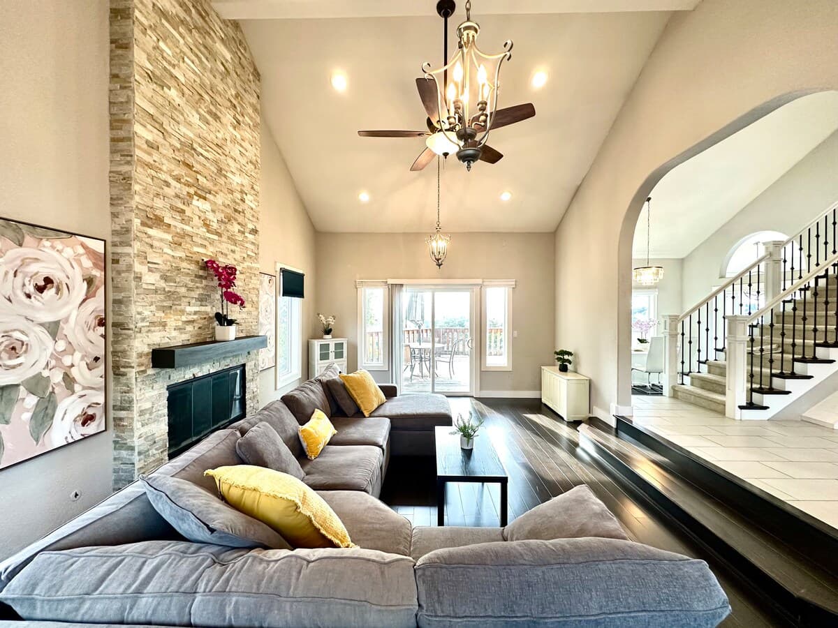 Panoramic City Views, 3 Floors, 2 Kitchens, Pool - Photo 4