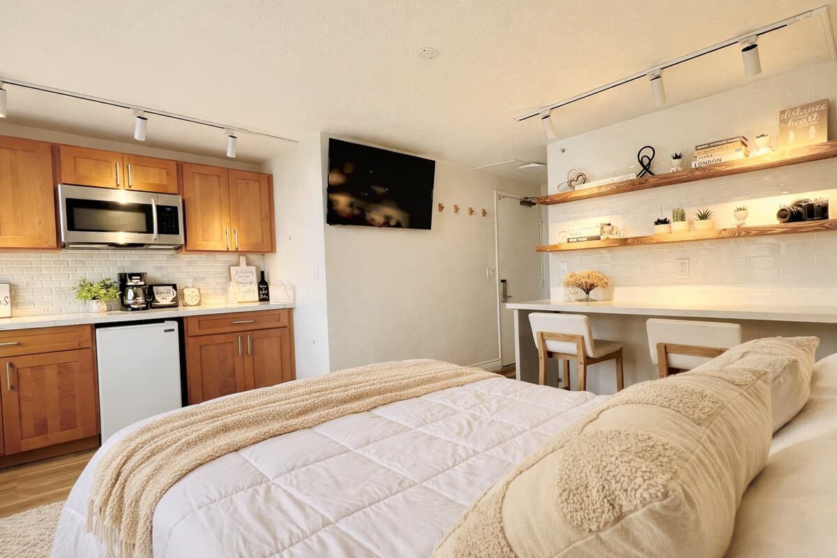 Modern Urban Oasis in the Heart of Waikiki - Photo 2