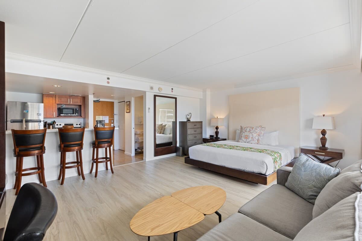 Condo in Honolulu · ★4.81 · 1 bedroom · 2 beds · 1 private bath - Photo 5
