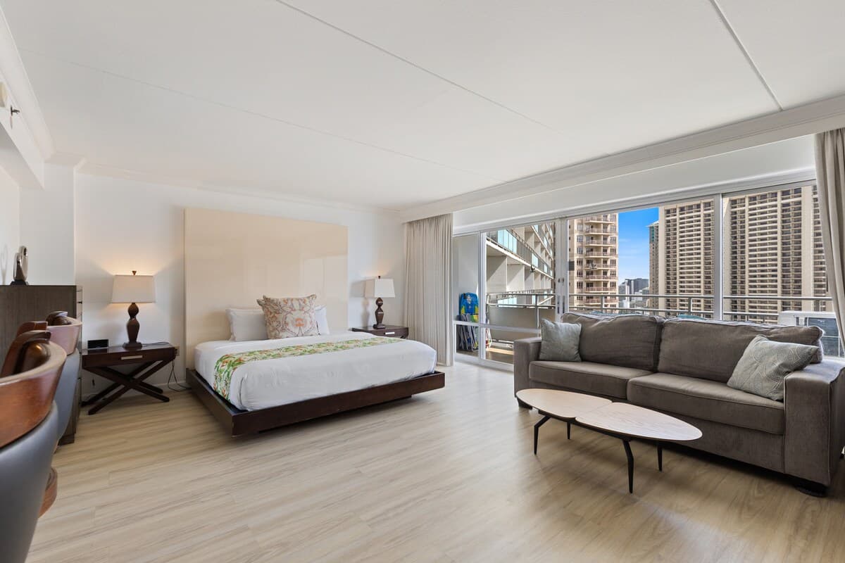 Condo in Honolulu · ★4.81 · 1 bedroom · 2 beds · 1 private bath - Photo 4