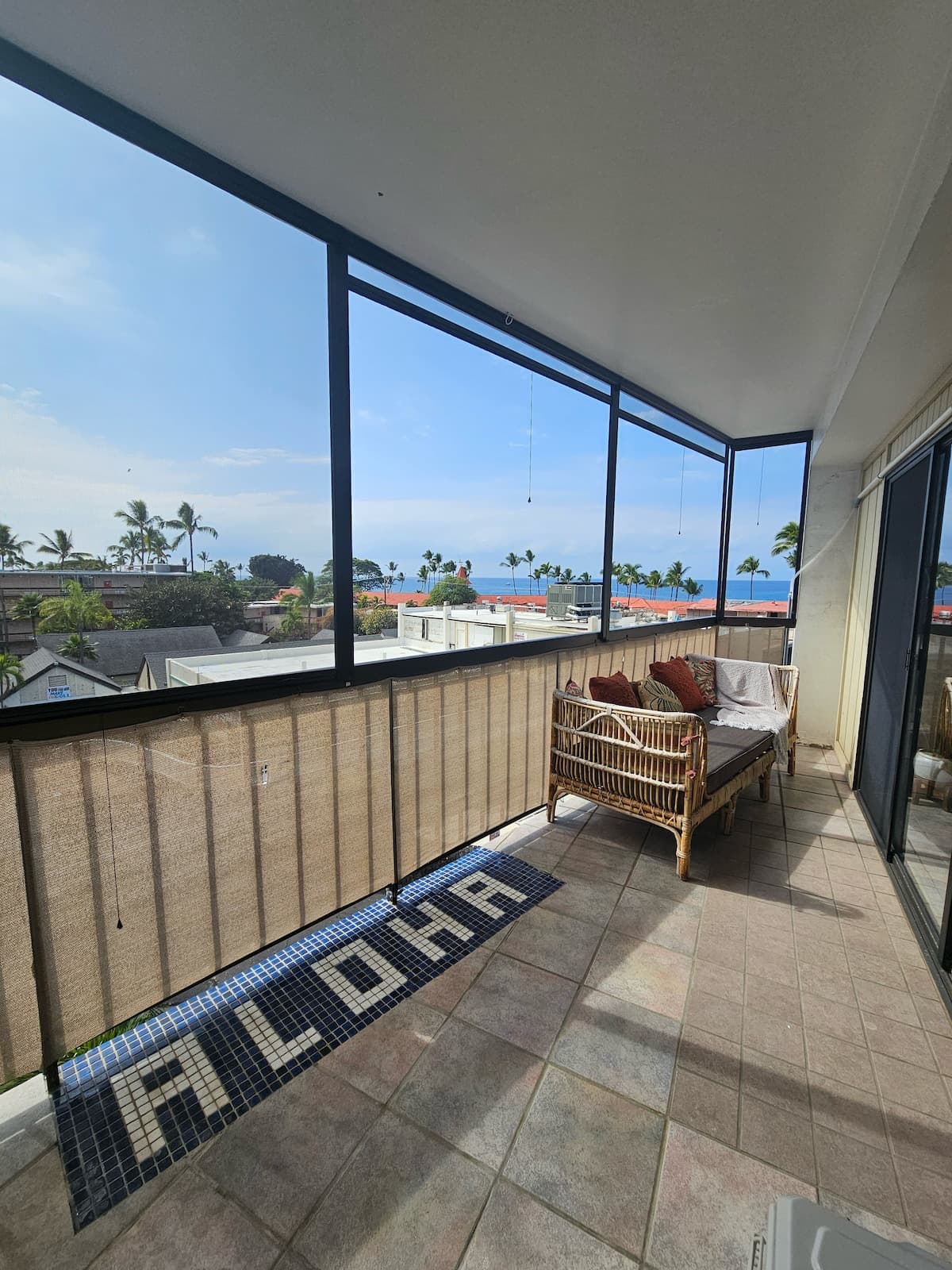 Top-Floor Kona Plaza Gem - Photo 3