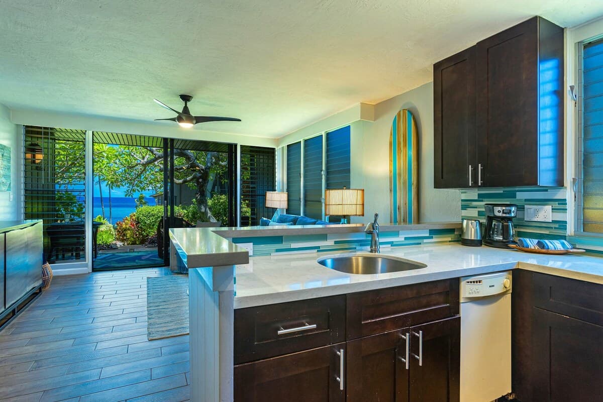 Condo in Lahaina · ★4.33 · 1 bedroom · 2 beds · 1 shared bath - Photo 3